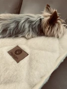 Detal metki Wool For Paws na wełnianej poduszce Luna
